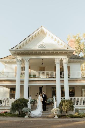 Bride and groom in front of the Norland mansion, a wedding venue perfect for fall weddings